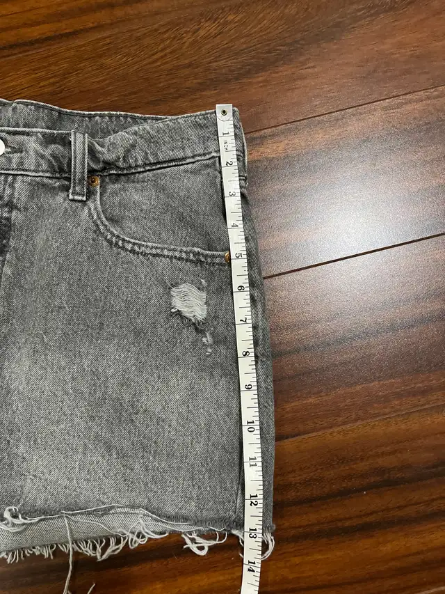 Gap women’s size 28 (6) denim shorts, grey distressed in Women's - Bottoms in Oshawa / Durham Region - Image 11