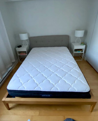 Queen size bed frame / Base de lit queen 