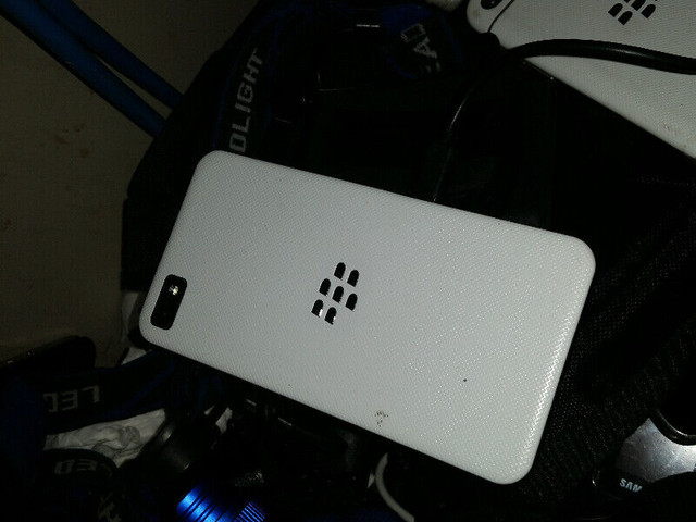 BlackBerry Z10 16GB White - j’ai des centaines de téléphones por dans Autre  à Ville de Montréal