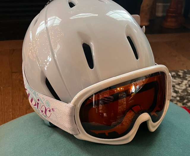 Youth ski helmet with goggles in Ski in Ottawa - Image 2