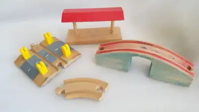 BRIO Bob the builder Wooden track toy train Track 4 pc parts Red Roof Station building Elevated Curv...