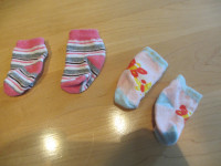 Deux paires de chaussettes bébés fille taille naissance (C148)