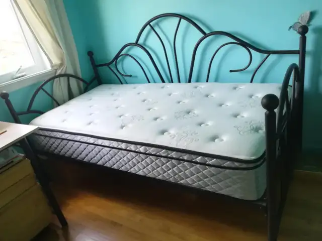 Lit simple en métal in Beds & Mattresses in Laval / North Shore - Image 3