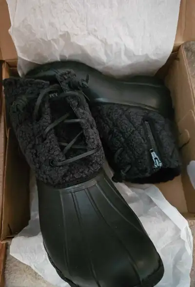 NEW Women's boots, unworn, in perfect gift-giving condition. Great for slushy snowy weather. Colour:...