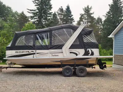 Bateau Ponté, coque pleine, 21 pieds, 24 pieds avec la tablette à l'arrière. 12 passagers maximum. M...