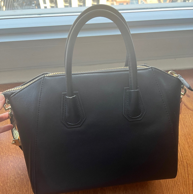 Black Medium Leather Bag dans Femmes - Sacs et portefeuilles  à Ville de Toronto - Image 2