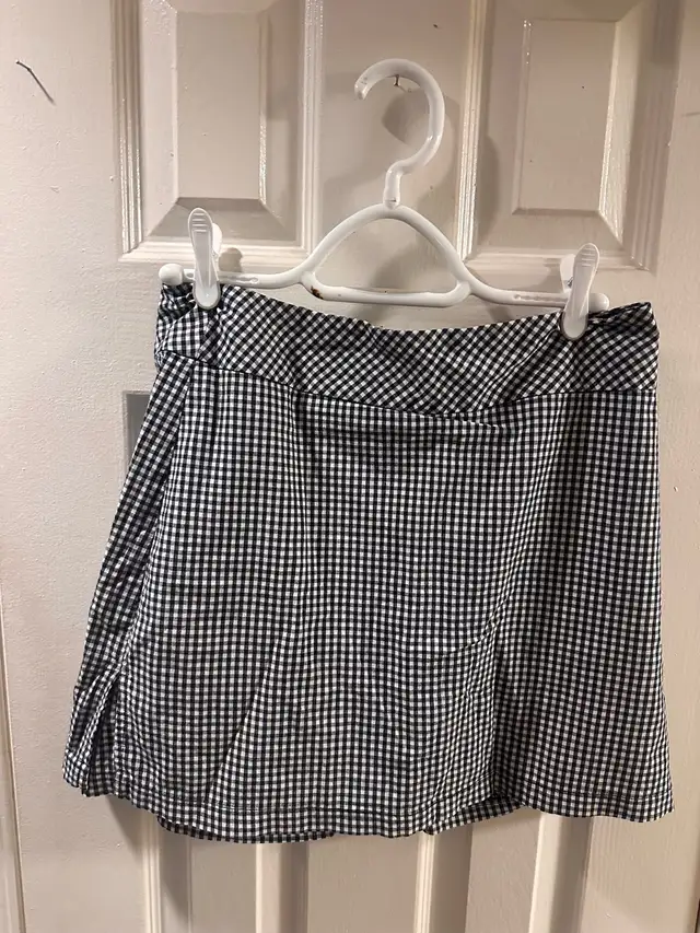 5 Skirts and Shorts (I) Size L in Women's - Bottoms in Markham / York Region - Image 3