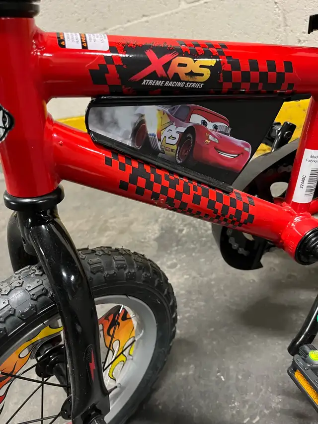 Velo Huffy  Lightning McQueen de 12 pouces in Kids in City of Montréal - Image 5