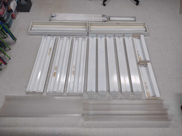 Fluorescent light fixtures x12 in Electrical in Moncton