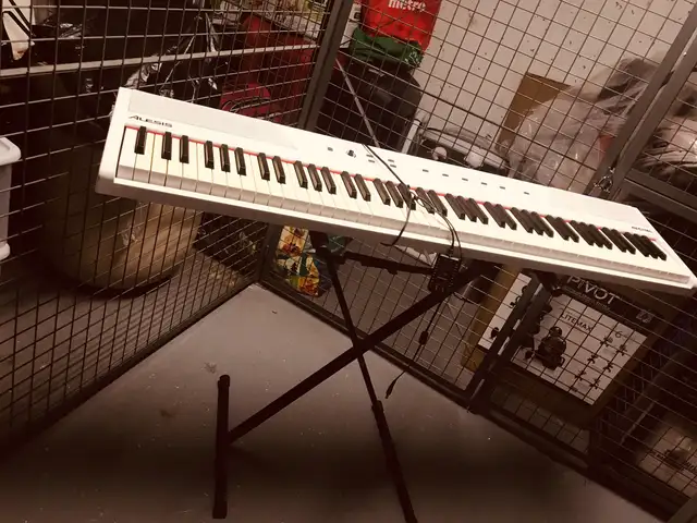 Alesis Recital 88 Keyboard Digital Piano with stand $200 in Pianos & Keyboards in City of Toronto - Image 7
