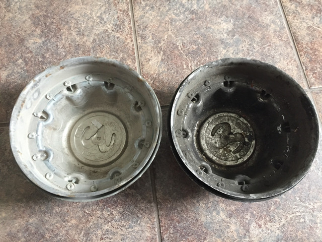 Dodge Ram 1500 96 - centre caps - 4 in Other Parts & Accessories in Belleville