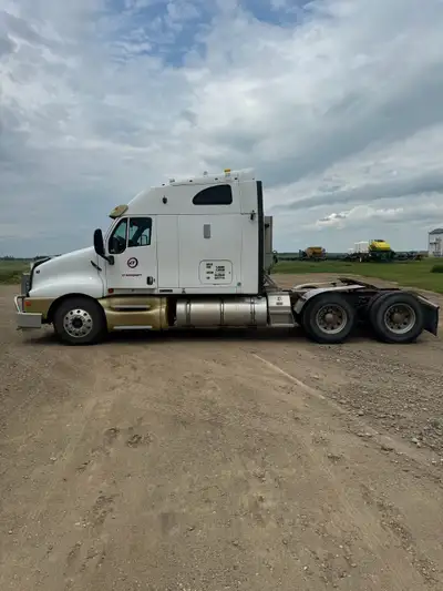 Selling a kenworth t 2000 with 475 hp isx Cummins, with 13 speed, inter axle lock, no diff lock, 40,...