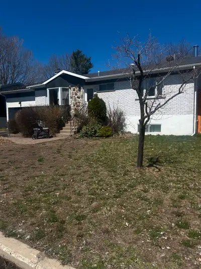 Grand 5 et demi à Terrebonne haut d'une maison incluant un coin de détente solarium. Situé au coeur...