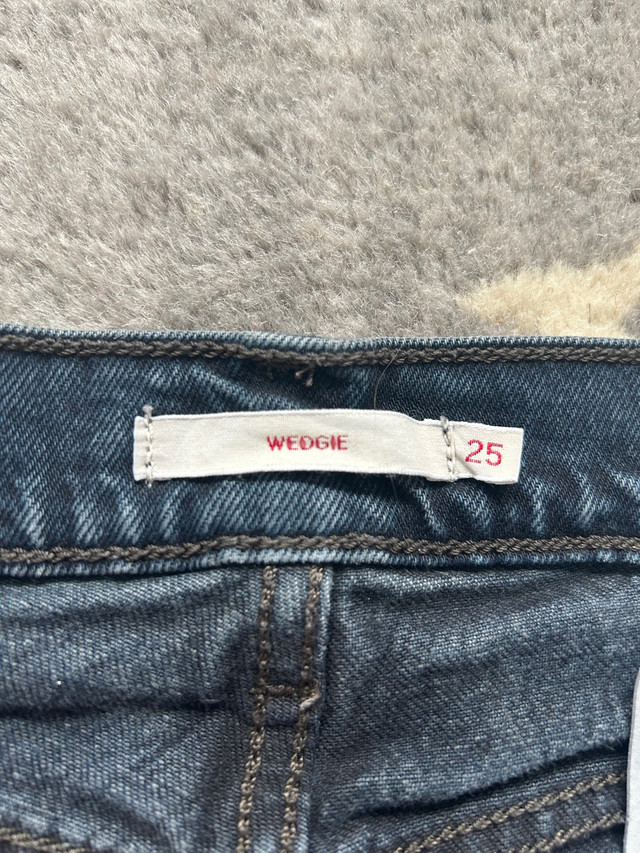 Levi’s Size 25 Black Wedgie Jeans in Women's - Bottoms in Calgary - Image 4