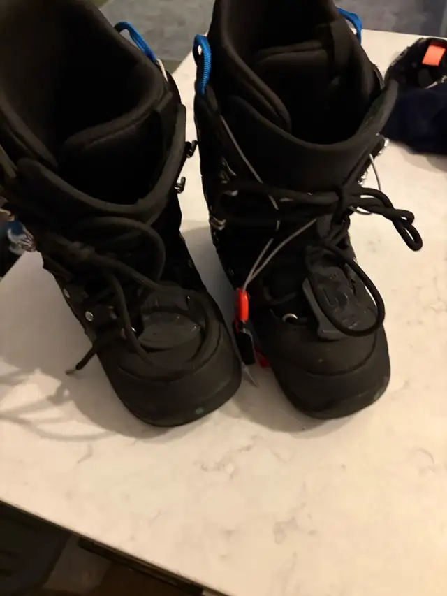 Kids snowboard boots Burton size 5 in Snowboard in Guelph - Image 5