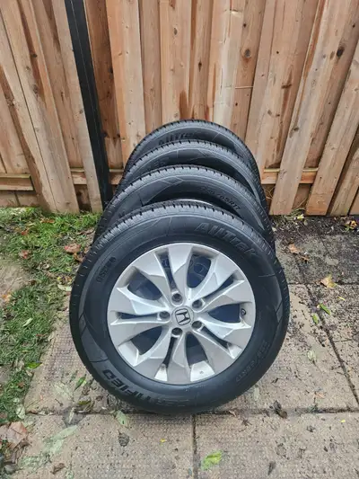 225/65R17 All season tires 2 years old with good tread. Mounted on 17" Aluminum Alloy Honda rims wit...