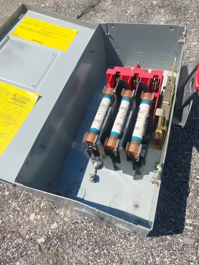 Good condition, equipped with 15 amp fuses. 30 CAD or best offer