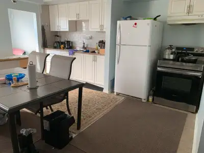 Apartment Unit for rent (2 bedroom): Great neighbourhood with convenient transit nearby. Convenience...