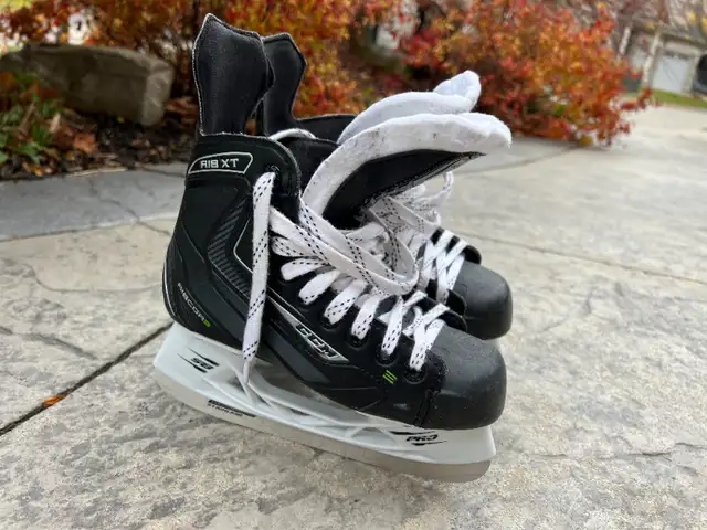 CCM Skates (Skate size 1; Shoe size 2.5 or 20.9 cm) in Hockey in Markham / York Region - Image 3