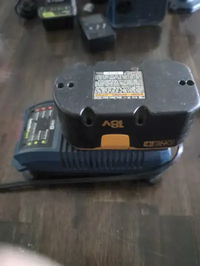 Ryobi Chargeur et Batterie, View more