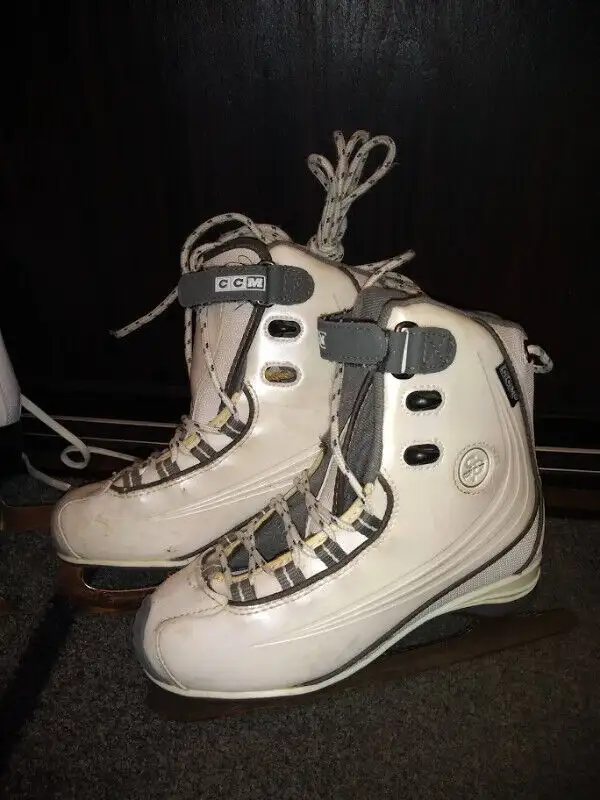 Figure Skates (Size 2) in Skates & Blades in Mississauga / Peel Region - Image 2