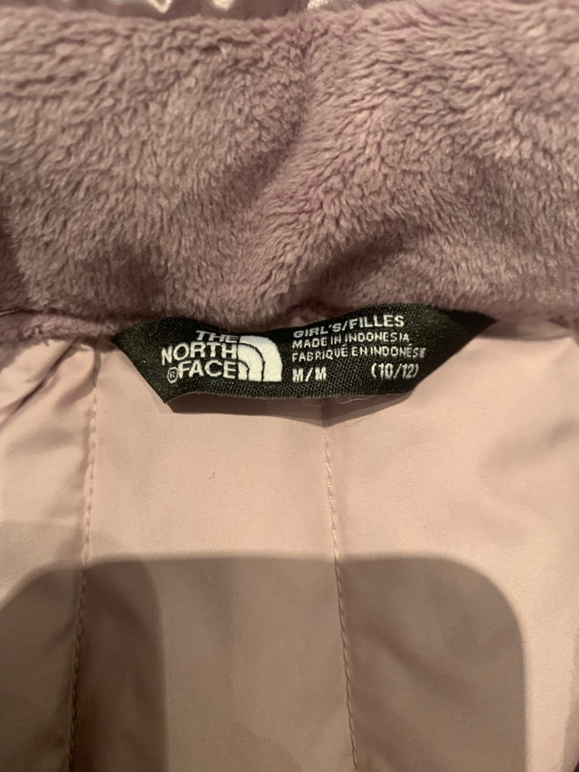 Girls North face puffer jacket size medium 10-12 in Kids & Youth in City of Toronto - Image 2
