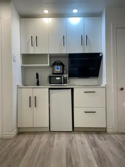 $850 – Quiet Furnished Studio near UdeM / Metro CDN – All Included Quiet furnished studio for one pe...