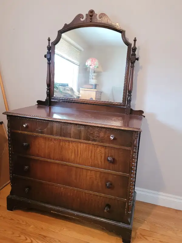Antique dresser in Dressers & Wardrobes in City of Toronto - Image 3