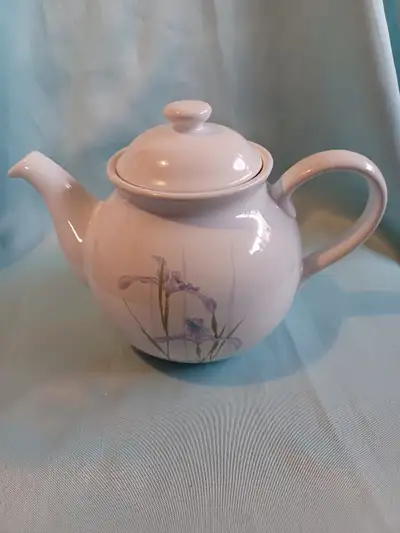 Vintage Corelle Coordinates Shadow Iris teapot. 6 cups. 7 inches tall. In great like new condition....