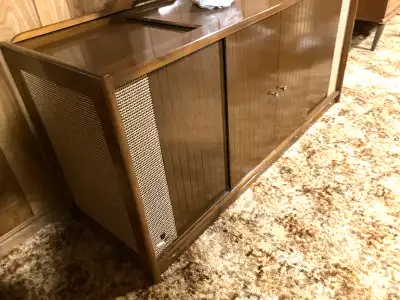 Fleetwood Radio Console ne, View more