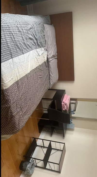 Single room on the second floor of an apartment in Oakville, looking for a male. Convenient for scho...