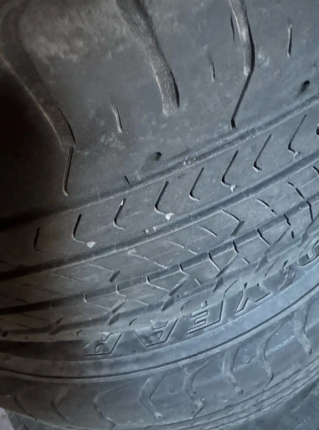 205/50 R17 Chevrolet alloy rims with all season tires in Tires & Rims in West Island - Image 3