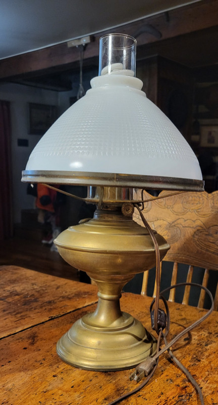 Lampe à l'huile en brass électrifiée, abat jour en verre opaline dans Éclairage intérieur et plafonniers  à Ville de Montréal