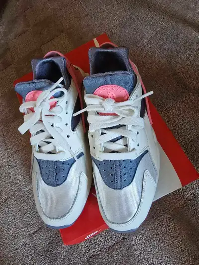 Brandnew Ladies shoes size 6 $80.00 Pickup area in Richmond Heights Saskatoon