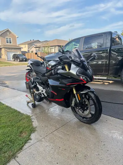 A very well taken care of motorcycle The 450ss is a great starter and intermediate bike Has all stoc...