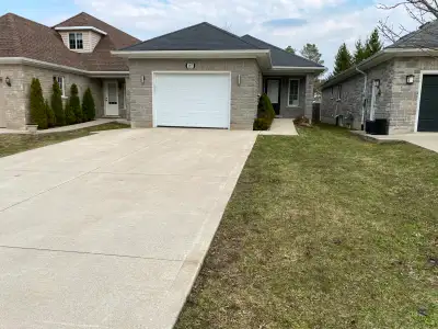 Home in Owen Sound is 2 Bedrm plus basement Den, 1.5 Bathrm, Washrm, Laundry Rm, Garage and large fe...