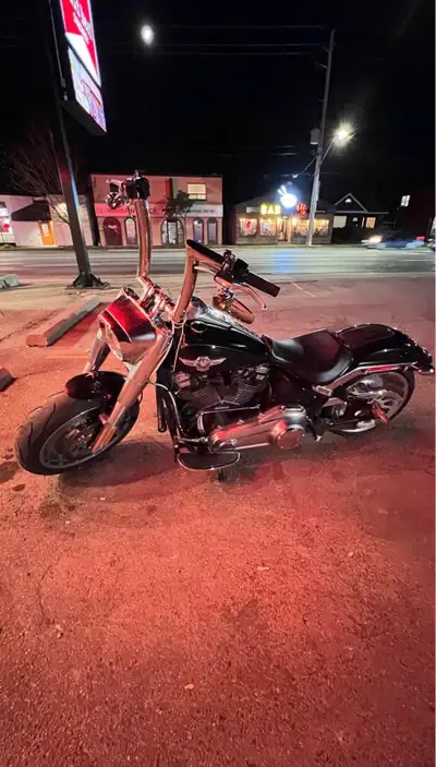 Fat boy bobber looking Lots of upgrades - 2” thick handlebar diablo wingscustom model All cables ins...