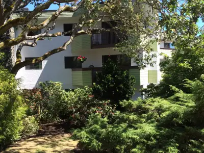 Very spacious ground floor condo with a private entrance. Perfect quiet area for university students...
