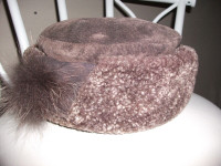 chapeau suède brun pompon fourrure