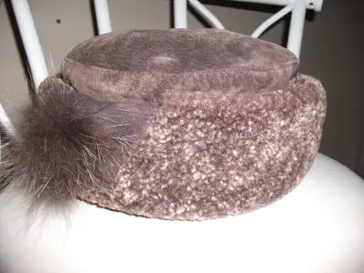 chapeau suède brun pompon fourrure, View more