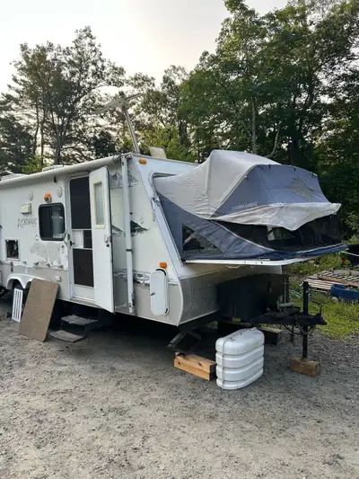 The 2009 Kodiak by Skamper 214 hybrid travel trailer is a 24-foot long, 8-foot wide trailer with a d...