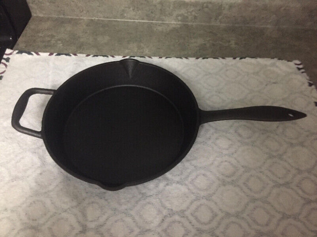 Lagostina 10 1/4" Cast Iron Pan in Arts & Collectibles in Belleville - Image 2