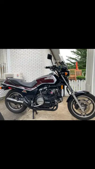 Honda 1100 V 65 sabre 1984 , 65000,00 kL (embrayage à refaire) 1000$ j’ai le livre de description et...
