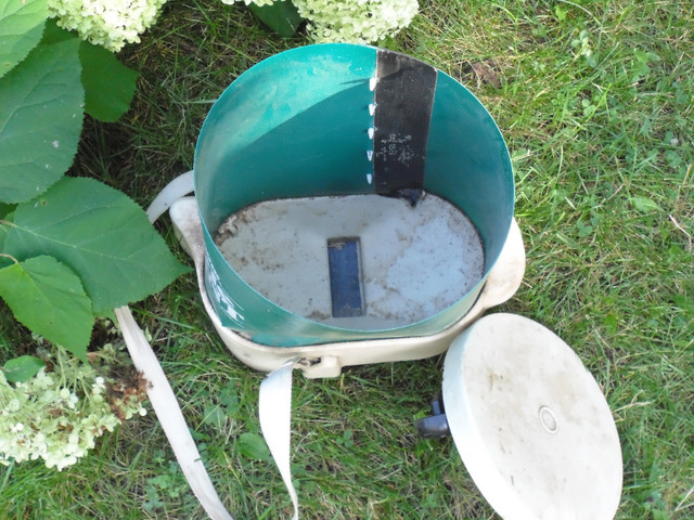 Seed/Fertilizer Spreader in Outdoor Tools & Storage in Belleville - Image 3