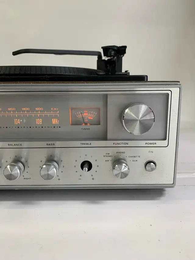 Zenith IS4130 Vintage Turntable Stereo System in Stereo Systems & Home Theatre in City of Toronto - Image 4