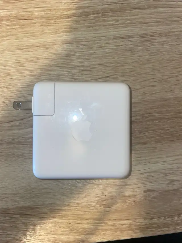 Apple 96 watt charger in Cables & Connectors in Ottawa - Image 2