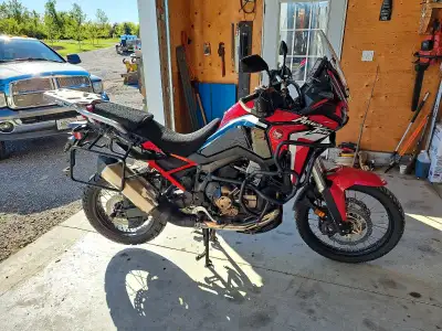 2020 dct africa twin Has full outback skidplate and crash bars. Has luggage racks but no bags