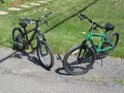 2 x KIDS MOUNTAIN BIKES/vélo pour enfant (CCM; Movelo) FOR PARTS, View more