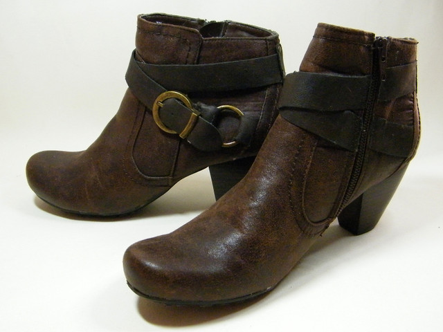 BareTraps Brown Ankle Booties Brass Buckles & Zipper Sz 7-1/2 M in Women's - Shoes in City of Toronto - Image 2