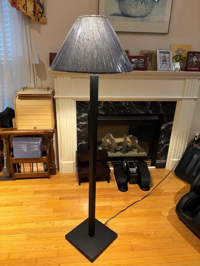Floor lamp in Indoor Lighting & Fans in Markham / York Region - Image 6